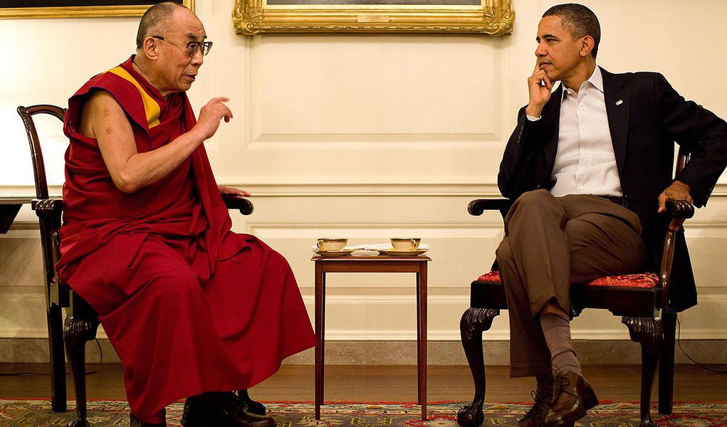 Casa Branca informou que o presidente norte-americano, Barack Obama, pode participar de um evento com o líder espiritual tibetano exilado, que Pequim considera um separatista; "A China se opõe a qualquer nação ou governo usar a questão do Tibiez para interferir nos assuntos internos da China, e se opõe a qualquer líder de país a se encontrar com o Dalai Lama de qualquer maneira", disse o porta-voz do Ministério das Relações Exteriores da China Hong Lei