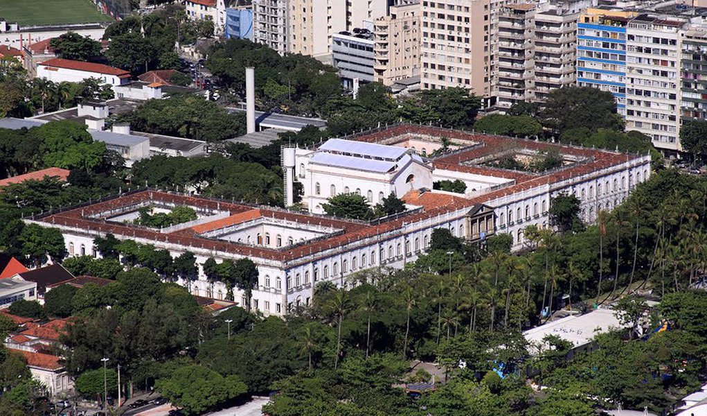 O atraso no repasse a firmas terceirizadas de limpeza e segurança levou à suspensão de aulas em pelo menos duas faculdades da Universidade Federal do Rio de Janeiro (UFRJ); as faculdades de Direito, no Centro, e de Comunicação, no campus histórico da Praia Vermelha, fecharam as portas, deixando sem aulas os 1.500 alunos de graduação; a Escola de Comunicação, o prédio histórico sofre com a falta de manutenção, tem paredes descascando, reboco desabando, com a estrutura geral em péssimo estado de conservação