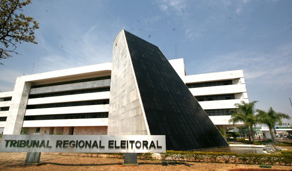 O Tribunal Regional Eleitoral do Distrito Federal (TRE-DF) iniciou na quarta-feira passada (15) e termina na próxima quinta-feira (23) o processo de carga e lacração de 6.452 urnas eletrônicas, que deverão ser usadas por 1.897.677 eleitores em todo o DF no segundo turno das eleições, no domingo próximo, dia 26