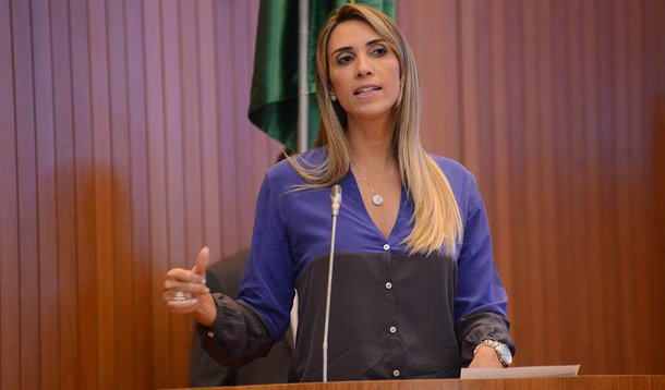 Parece despropositado o esbravejo da deputada Andrea Murad (PMDB), na tribuna da Assembleia Legislativa contra a CPI da Saúde; Andrea disse ter a certeza de que consegue derrubar na Justiça a CPI. "V. Exas, vão investigar de 2009 a 2014, não sei quando, porque essa [CPI] vai ser, vamos entrar na justiça para derrubar até V. Exas fazerem uma direito", disse; "Isso aqui é uma revolta mesmo de uma parlamentar que foi eleita legitimamente pelo povo, legitimamente pelo povo"
