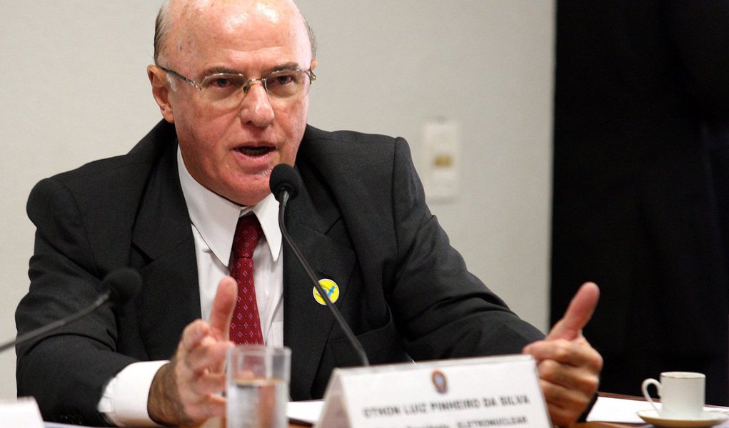 MP diz que Othon teria recebido R$ 4,5 milhões como vantagens por um contrato aditivo de R$ 1,24 bilhões para a construção de Angra 3; "Esta história, construída a partir de um delator de fundilhos sujos que quer livrar sua pele dizendo o que lhe for mandado dizer não pode ser suficiente para enjaular um homem, muito menos um que tem uma extensa folha de serviços ao país", diz Fernando Brito; "É indispensável que o país ouça, como o Dr. Moro não se interessou em ouvir, a versão do Almirante Othon sobre os fatos", completa