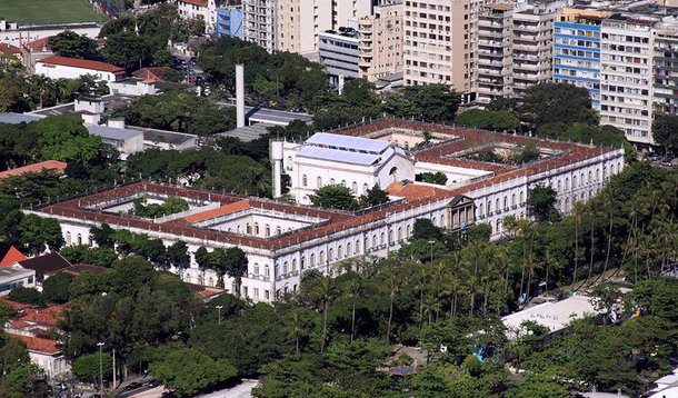 O atraso no repasse a firmas terceirizadas de limpeza e segurança levou à suspensão de aulas em pelo menos duas faculdades da Universidade Federal do Rio de Janeiro (UFRJ); as faculdades de Direito, no Centro, e de Comunicação, no campus histórico da Praia Vermelha, fecharam as portas, deixando sem aulas os 1.500 alunos de graduação; a Escola de Comunicação, o prédio histórico sofre com a falta de manutenção, tem paredes descascando, reboco desabando, com a estrutura geral em péssimo estado de conservação