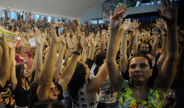 Mais de 200 pessoas foram presas suspeitas de invadirem e depredarem a sede do Sindicato dos Empregados do Comércio do Rio de Janeiro, na Lapa, no centro da cidade; segundo a Delegacia de Polícia da Lapa (5a DP), com as pessoas foram encontrados artefatos como cassetetes, paus e rojões