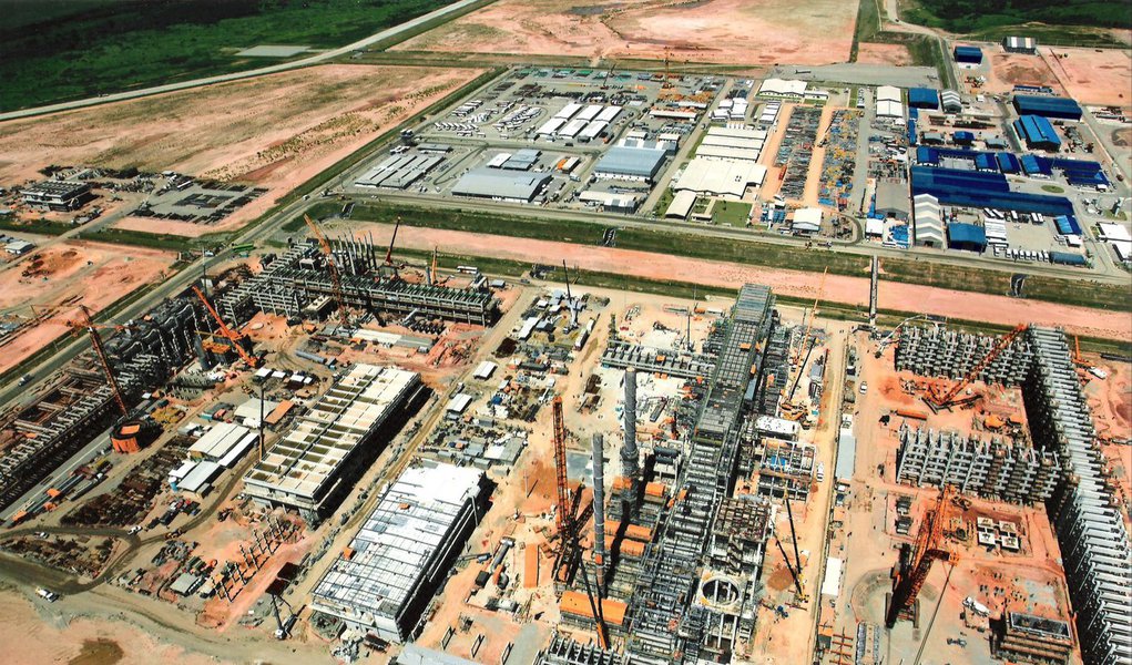 A Alumini Engenharia, responsável pela contratação de operários do Complexo Petroquímico do Rio de Janeiro, localizado em Itaboraí, leste fluminense, terá que pagar R$ 14 milhões em dívidas trabalhistas para cerca de 3 mil empregados da ativa e os dispensados; a decisão do juiz André Correa Figueira foi anunciada em audiência no Tribunal Regional do Trabalho da 1ª Região