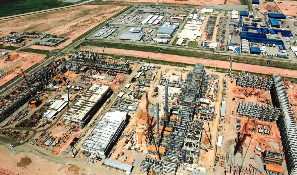 Os diretores de Engenharia e de Abastecimento da Petrobras, Roberto Moro e Jorge Celestino, respectivaente, afirmaram durante audiência na CPI da Alerj criada para averiguar perdas econômicas, financeiras e sociais no Rio de Janeiro, que pouco mais de 50% dos recursos necessários à conclusão das obras do Comperj deverão vir de um parceiro privado; obras restantes são avaliadas em US$ 4,3 bilhões, sendo que o parceiro teria que aplicar US$ 2,3 bilhões deste total