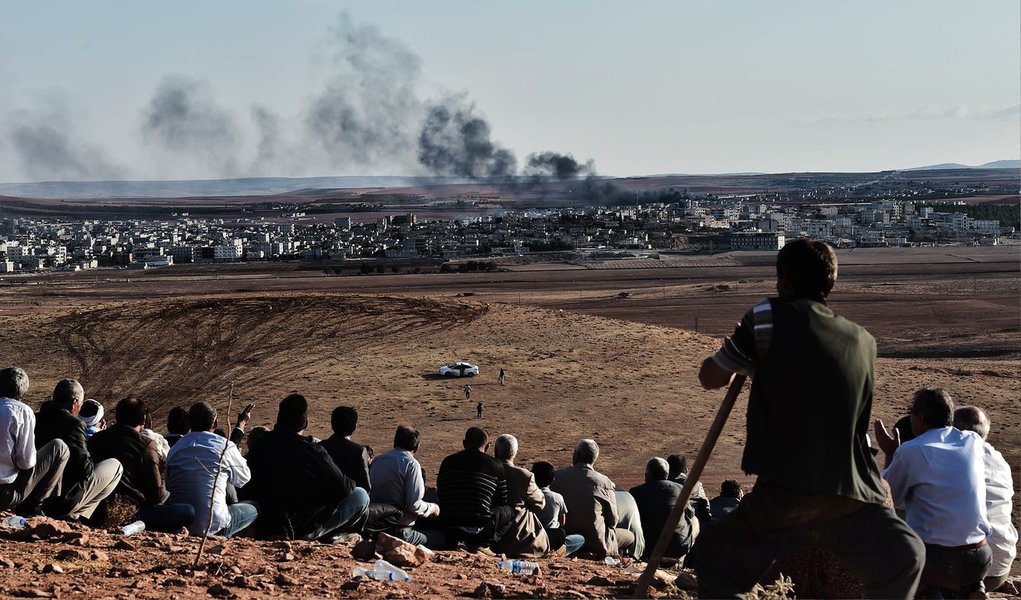 Militares norte-americanos informaram que três ataques aéreos bombardearam posições do Estado Islâmico (EI) na Síria e outros 17 ataques contra o grupo foram feitos no Iraque