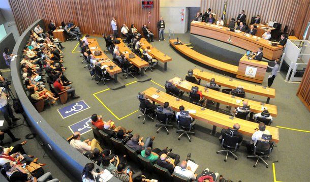 Moradores de diversas regiões administrativas do Distrito Federal e representantes de movimentos sociais reivindicaram mudanças na gestão das administrações regionais durante audiência pública realizada no plenário da Câmara Legislativa ontem (17); entre as principais demandas, estão mais participação social e transparência