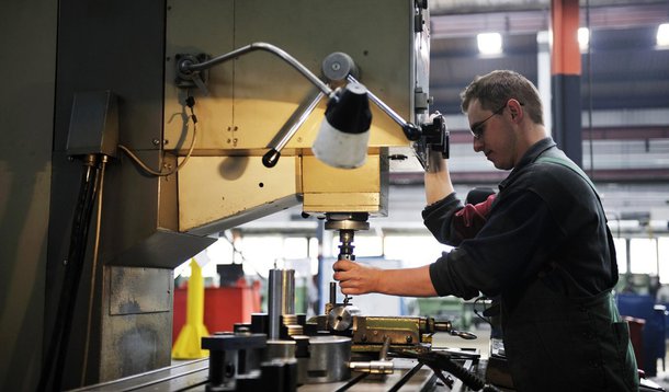 A produção industrial brasileira surpreendeu em junho ao subir 0,6 por cento, interrompendo três meses de queda e no melhor resultado em quase um ano, com a retomada do crescimento em bens de consumo e bens de capital; resultado mensal é o melhor desde julho de 2014