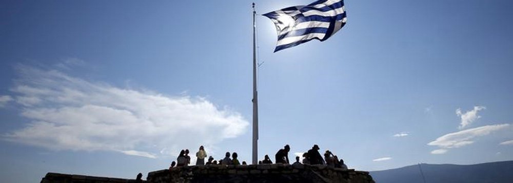 Bandeira nacional grega vista em Atenas. 02/07/2015 REUTERS/Jean-Paul Pelissier