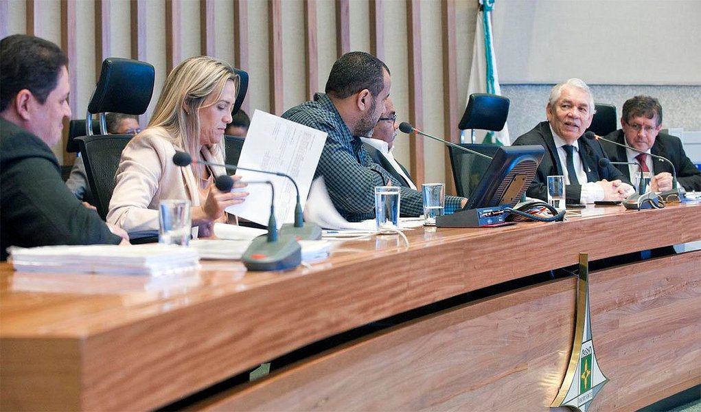 O secretário de Planejamento, Paulo Antenor de Oliveira, e o secretário de Fazenda do Distrito Federal, Adonias Santiago, deram garantias de que não haverá problemas no pagamento dos servidores públicos até o final deste ano e no início do próximo mandato; afirmação foi feita durante audiência pública realizada ontem (5) no plenário da Câmara Legislativa, onde foi discutiu o Projeto de Lei nº 2003/2014, que trata do Orçamento do Distrito Federal para o ano de 2015 (PLOA 2015)