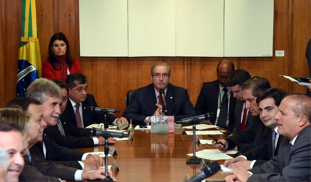 Os líderes partidários decidiram, em reunião com o presidente da Câmara, Eduardo Cunha (PMDB-RJ), votarem até quinta (25) diversas matérias que incluem acordos internacionais, recursos contra deliberação conclusiva das comissões técnicas, medidas provisórias (MP) e o projeto de lei que altera as regras da desoneração da folha de pagamento de 56 setores da economia; de acordo com o líder do governo na Câmara, deputado José Guimarães (PMDB-CE), para o Executivo é fundamental aprovar ainda esta semana o projeto de lei que altera as regras da desoneração da folha de pagamento de vários setores econômicos, o último projeto do governo que trata do ajuste fiscal