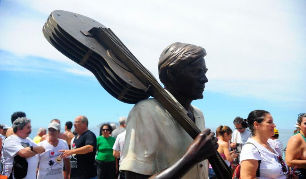 Uma estátua de bronze em homenagem ao cantor e compositor Antonio Carlos Jobim foi inaugurada, na orla da Praia de Ipanema, na altura do Arpoador, zona sul do Rio de Janeiro; o evento contou com a presença de amigos, parentes de Tom Jobim, além de autoridades e da escultora da obra, Christina Motta; a cerimônia ocorreu no dia em que o músico morreu, há 20 anos
 