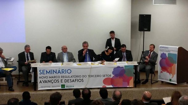 Governo do Distrito Federal abrirá uma consulta pública na quinta-feira (9) para colher sugestões e críticas ao processo de regulamentação em Brasília de uma lei que institui regras para parcerias entre o poder público e ONG's — envolvendo ou não transferência de recursos — com o objetivo de dar transparência e segurança jurídica a esse tipo de acordo de cooperação; entidades do terceiro setor que quiserem fazer sugestões podem participar por meio de um formulário que será publicado no site da Secretaria de Relações Institucionais e Sociais