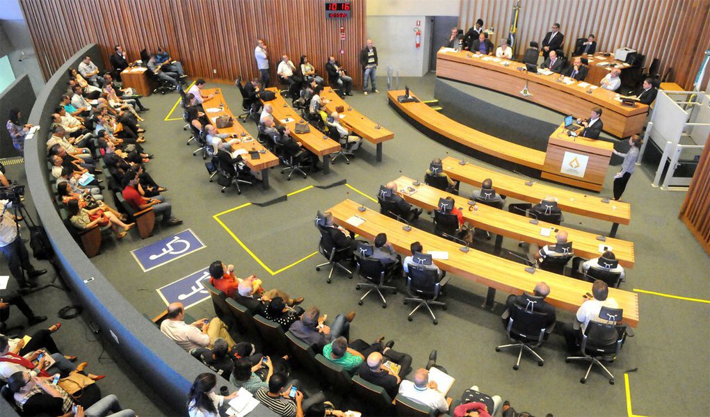 Moradores de diversas regiões administrativas do Distrito Federal e representantes de movimentos sociais reivindicaram mudanças na gestão das administrações regionais durante audiência pública realizada no plenário da Câmara Legislativa ontem (17); entre as principais demandas, estão mais participação social e transparência