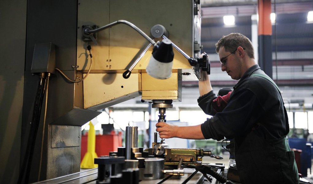 A produção industrial brasileira surpreendeu em junho ao subir 0,6 por cento, interrompendo três meses de queda e no melhor resultado em quase um ano, com a retomada do crescimento em bens de consumo e bens de capital; resultado mensal é o melhor desde julho de 2014