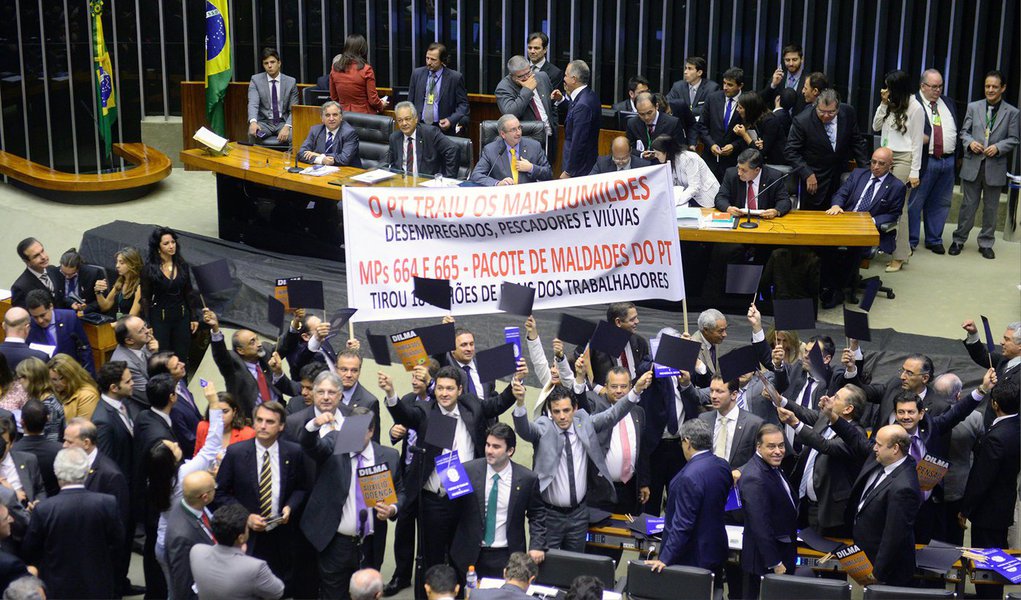 O plenário da Câmara dos Deputados aprovou há pouco, por 277 votos a 178, o relatório do deputado Carlos Zarattini (PT-SP) para a Medida Provisória 664/14, que muda as regras de pensão por morte, impondo carências e tempo de recebimento conforme a faixa de idade do beneficiário; os deputados começam em seguida a fase de votação dos destaques apresentados ao texto, propondo acréscimos ou retiradas de trechos da redação do texto-base aprovado