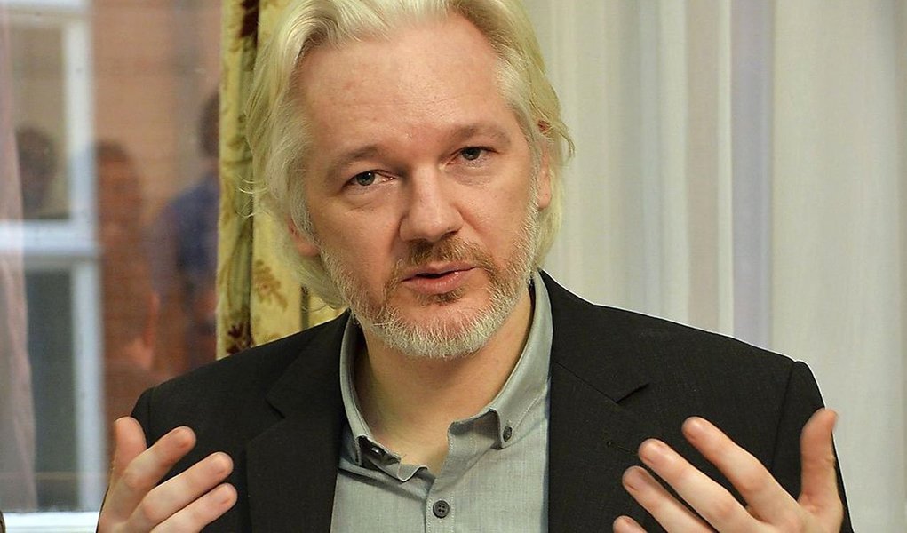 Procuradores suecos disseram nesta quinta-feira que suspenderam as investigações sobre as acusações de abuso sexual feitas em 2010 contra o fundador do WikiLeaks, porque venceu o prazo de apresentar acusações formais; os procuradores disseram, no entanto, que iriam continuar com investigações sobre um suposto estupro cometido por Julian Assange