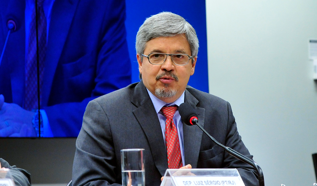 Em depoimento à CPI da Petrobras, presidente do Conselho de Controle de Atividades Financeiras (Coaf), Antônio Gustavo Rodrigues, informou que a instituição produziu 267 relatórios sobre a Operação Lava Jato para a Polícia Federal e o Ministério Público Federal, que citam 27.579 pessoas físicas e jurídicas em movimentações financeiras que totalizaram R$ 51,9 bilhões; segundo ele, o Brasil tem dificuldade em punir exemplarmente e prefere criar meios para prevenir a repetição do ilícito