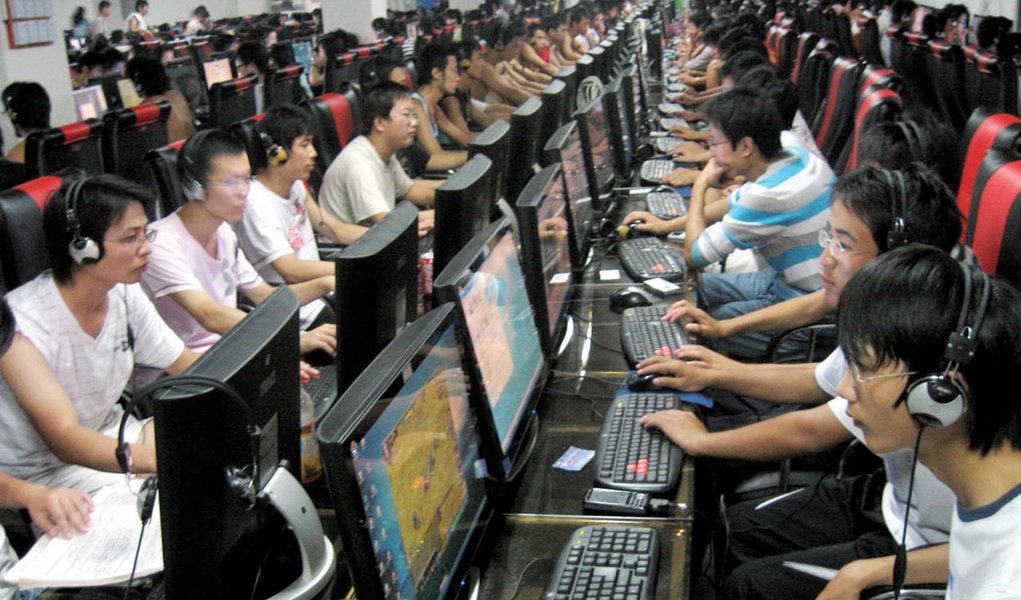 Autoridades chinesas responsáveis pela imprensa anunciaram um projeto de lei que vai proibir que as páginas na internet e nos portais informativos produzam notícias próprias, além de impor a censura prévia a esses conteúdos; serviços deverão contratar "supervisores profissionais", encarregados de rever o conteúdo antes de serem publicados