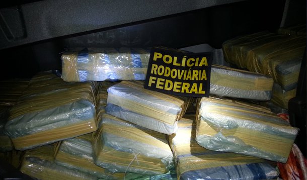 A Polícia Rodoviária Federal (PRF) apreendeu 355 quilos de maconha e uma porção de haxixe no quilômetro 9 da BR-487, na região noroeste do estado do Paraná; além da droga, o motorista de 37 anos, portava um revólver de calibre 357 e munição