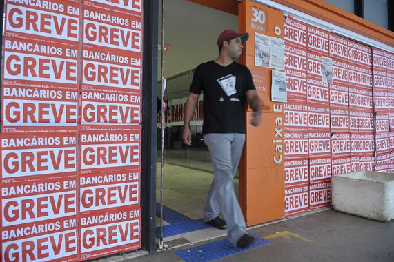 Segundo comunicado divulgado pela Confederação Nacional dos Trabalhadores do Ramo Financeiro, agora os patrões oferecem reajuste de 8,5%, sendo 2,02% de aumento real; a proposta anterior previa um reajuste de 7,35%. Os banqueiros estipularam ainda 9% de aumento no piso e 12,2% no vale-refeição