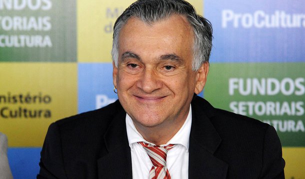 Em conversa com internautas nesta quinta-feira (29), questionado sobre o “crescente ódio ao PT”, ministro Juca Ferreira reconheceu falhas: “Em parte advém dos erros que foram cometidos. Doze anos de governo sem erros é impossível, mas abusamos no erro. Quando a esquerda se parece com a direita, quem ganha é a direita”, afirmou