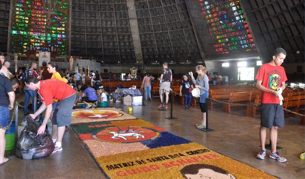 A tradição foi mantida e 60 tapetes foram confeccionados para marcar a festa de Corpus Christi na Catedral Metropolitana de São Sebastião do Rio de Janeiro, no centro do Rio; além do colorido e de diversas figuras, os fiéis usaram de criatividade na escolha do material; teve desenho formado com o uso de sal grosso, serragem, flores, folhas e até pó de café