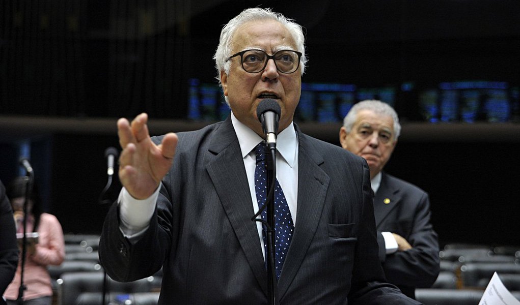 Deputado federal Miro Teixeira (Pros-RJ) diz que existe menos tensão do que se imagina entre Câmara dos Deputados, Senado e Planalto: "Eu não percebo, concretamente, qualquer violação do princípio ou da independência ou da harmonia. O bate-boca, a discussão, isso está realmente num padrão de intensidade acima do usual, digamos. Não é coisa nova, já aconteceu. Está um tom acima"