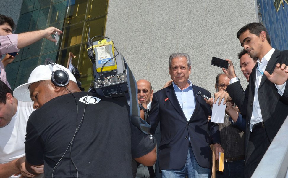 Membros do PMDB e da oposição ao governo Dilma pretendem juntar forças para que a CPI da Câmara querem convocar o ex-ministro da Casa Civil José Dirceu para que ele detalhe o pagamento de contratos firmados pelo "clube" de empreiteiras enquadradas na Operação Lava Jato a uma empresa de sua propriedade, a JD Consultoria; MPF e PF querem investigar se ele ajudou a intermediar negócios entre as construtoras e a Petrobras; ex-ministro refuta as acusações