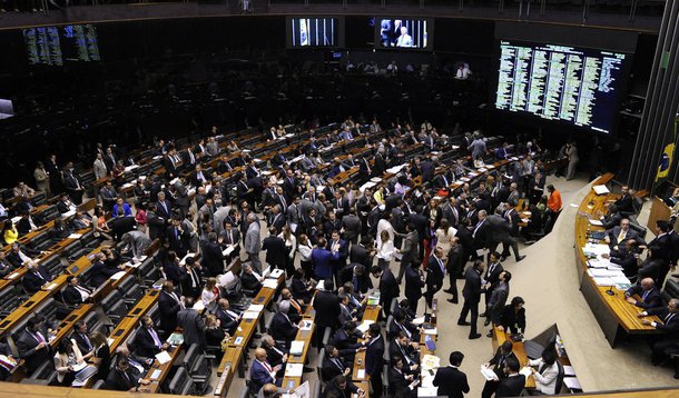 Fica estabelecido que as empresas só poderão fazer doações aos partidos, enquanto que os candidatos só poderão receber doações dos seus partidos e de pessoas físicas; o texto da reforma política será agora encaminhado à apreciação do Senado Federal; a expectativa do presidente da Câmara, deputado Eduardo Cunha (PMDB-RJ), e dos deputados que defendem a aprovação das regras, é que a proposta seja aprovada rapidamente para valer para as eleições municipais do ano que vem