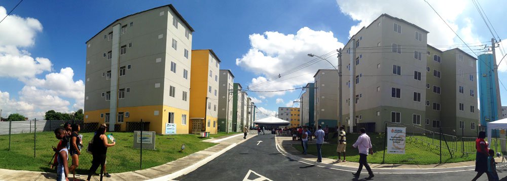 Os próximos empreendimentos do programa Minha Casa Minha Vida, em todo o país, terão que passar por uma análise criteriosa da Secretaria de Segurança Pública local para serem aprovados e construídos; segundo a assessoria do Ministério da Justiça, na próxima semana, o ministro José Eduardo Cardozo vem ao Rio para finalizar os detalhes das ações de segurança desses empreendimentos, depois que uma série de incidentes envolvendo homens armados e tráfico de drogas em condomínios do programa na cidade