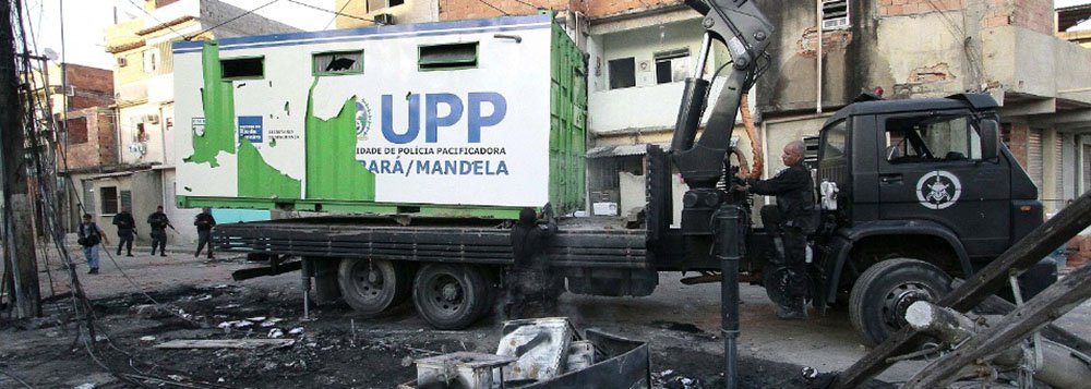 Segundo o colunista Cid Benjamin, “o episódio com Eduardo não foi acidente de percurso; foi consequência previsível do procedimento da PM. Só se justifica usar armas de fogo em favelas quando isso for necessário para preservar vidas — de moradores ou de policiais. O mesmo vale para qualquer local de concentração de pessoas”; ele afirma que é compreensível a revolta dos moradores contra a política de segurança, mas afirma que o fim das UPPs pode levar ao retorno à política de confronto, o que seria um retrocesso