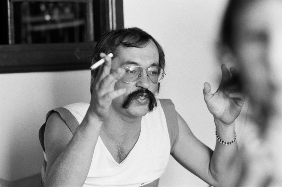 A exposição Múltiplo Leminski, aberta neste sábado (7), em São Paulo, reúne mais de mil objetos que retratam a vida e a obra de Paulo Leminski (1944-1989); o acervo, catalogado após anos de pesquisa, revela a multiplicidade do artista, que, além de músico e compositor, era poeta, romancista, tradutor, ensaísta e judoca