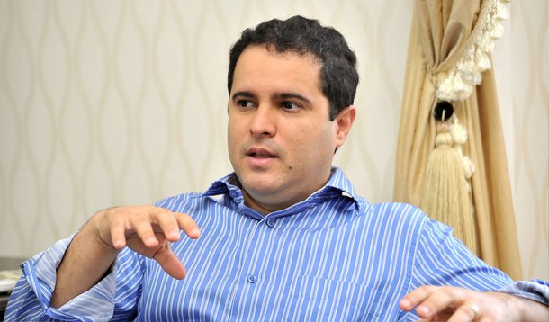O prefeito Edivaldo Holanda Júnior (PTC), pelo Twitter, negou que tenha acabado com o benefício de meia passagem para estudantes de instituições de ensino particulares; de acordo com o chefe do Executivo, ocorreu um erro de digitação em um dos capítulos de um projeto de lei enviado à Câmara Municipal, que dispõe sobre a licitação do transporte público de São Luís; "Qualquer mensagem em contrário que porventura tenha sido enviada à Câmara será prontamente reformulada. A meia-passagem, um direito conquistado com muita luta, está garantida. Para todos os estudantes", assegurou