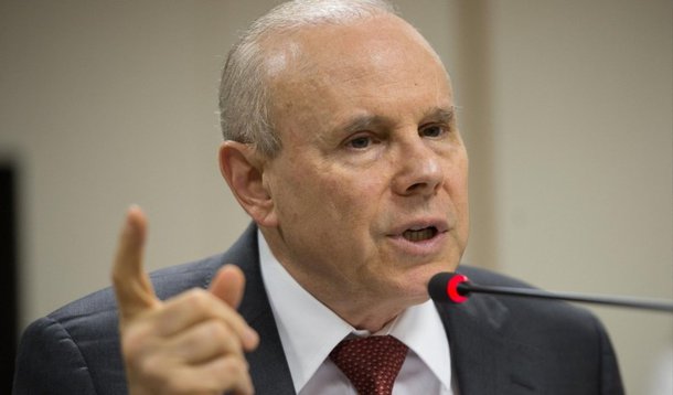 No relatório Economia em Perspectiva, divulgado nesta terça-feira pelo Ministério da Fazenda, o ministro Guido Mantega diz que a economia do país está “sólida e, com os devidos ajustes, preparada para engatar um novo ciclo de crescimento nos próximos anos”