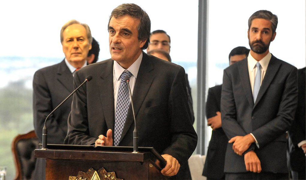  O ministro da Justiça, José Eduardo Cardozo, disse nesta quinta (9) que os problemas enfrentados pelo governo na articulação política com o Congresso não dificultaram a indicação de um novo ministro para o Supremo Tribunal Federal (STF); segundo Cardozo, o processo de escolha, que aguarda decisão da presidenta Dilma Rousseff, está em fase final; de acordo com o ministro, há uma “demora boa” na decisão da presidente, devido a um criterioso processo de escolha