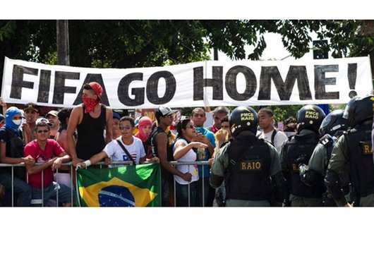 Hoje, suja de lama, é mal falada até no mais esburacado campinho de várzea. Virou motivo de revolta e de chacota, sinônimo de roubalheira, falcatruas e maracutaias