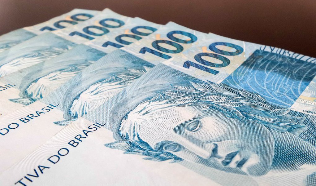 Demanda do consumidor brasileiro por crédito subiu 10,1% em junho ante igual mês do ano passado, devido a uma base de comparação mais fraca ocasionada pela realização da Copa do Mundo em 2014; na comparação mensal com maio, a demanda por crédito caiu 2,3% em junho; no acumulado de janeiro a junho a busca por crédito entre consumidores subiu 4,8% ante o mesmo semestre do ano passado