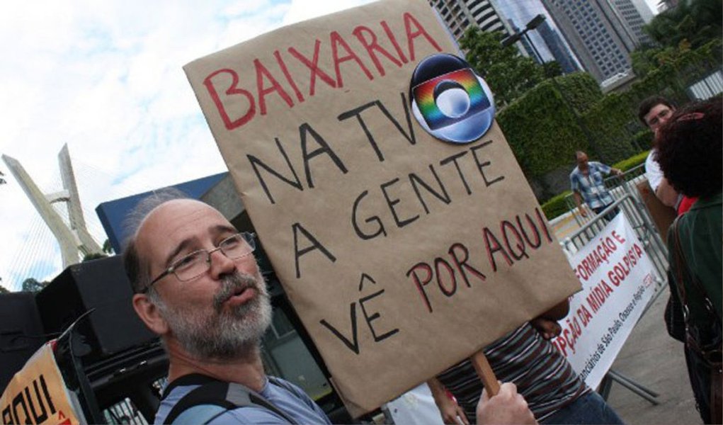 O aniversário de 50 anos da TV Globo será “descomemorado” em, pelo menos, seis estados brasileiros no domingo (26); movimentos sociais, sindicatos e outras entidades vão realizar manifestações para reivindicar um marco regulatório para democratizar a comunicação no Brasil e denunciar a manipulação da opinião pública, a influência sobre o poder político e os ataques contra quem não partilha dos mesmos interesses da emissora; “A Globo se tornou um poder que impede uma maior circulação de ideias e a ampliação da liberdade de expressão”, defendeu o colunista da RBA Laurindo Leal Filho