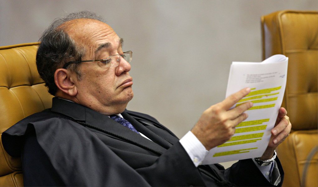 Quase um ano após o ministro Gilmar Mendes, do Supremo Tribunal Federal, pedir vista na Ação Direta de Inconstitucionalidade n° 4.650, em 2 de abril de 2014, não há nenhum indicativo de que ele devolva ao plenário da corte o processo da OAB que pede a proibição de financiamento privado de campanhas políticas; segundo a assessoria do gabinete do ministro, mesmo com os seis votos a um favoráveis ao pleito da OAB, não é possível afirmar que a ação está virtualmente decidida; na semana passada, o deputado federal Jorge Solla (PT-BA) protocolou representação, no CNJ contra Mendes, para que ele se manifeste e dê prosseguimento à ação