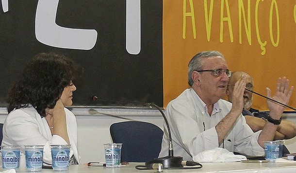 Luiz Gonzaga Belluzzo adverte que o enfraquecimento da companhia petrolífera e das construtoras teria efeitos perniciosos sobre o emprego e investimentos no País; "Tem que separar as malfeitorias e punir. Tem de substituir a direção das empresas e preservá-las", disse; segundo Belluzzo, a mídia não esclarece, e promotores e juízes envolvidos nos processos não enxergam os graves problemas sociais que decorreriam da paralisação das obras de infraestrutura
