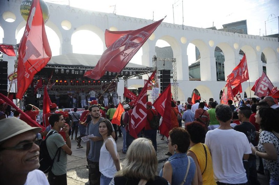 Para marcar o Dia do Trabalho, diversos sindicatos do Rio de Janeiro e movimentos sociais realizaram ato nos Arcos da Lapa contra o Projeto de Lei (PL) 4.330, aprovado na Câmara dos Deputados e em análise no Senado, que permite a contratação de trabalhadores por meio de empresas terceirizadas em todas as atividades; "Esse projeto desmonta a CLT, ele é inconstitucional. A gente vai ter muita luta, porque a ideia do Eduardo Cunha é entregar ao empresariado o direito dos trabalhadores", disse o presidente da CUT-Rio
 