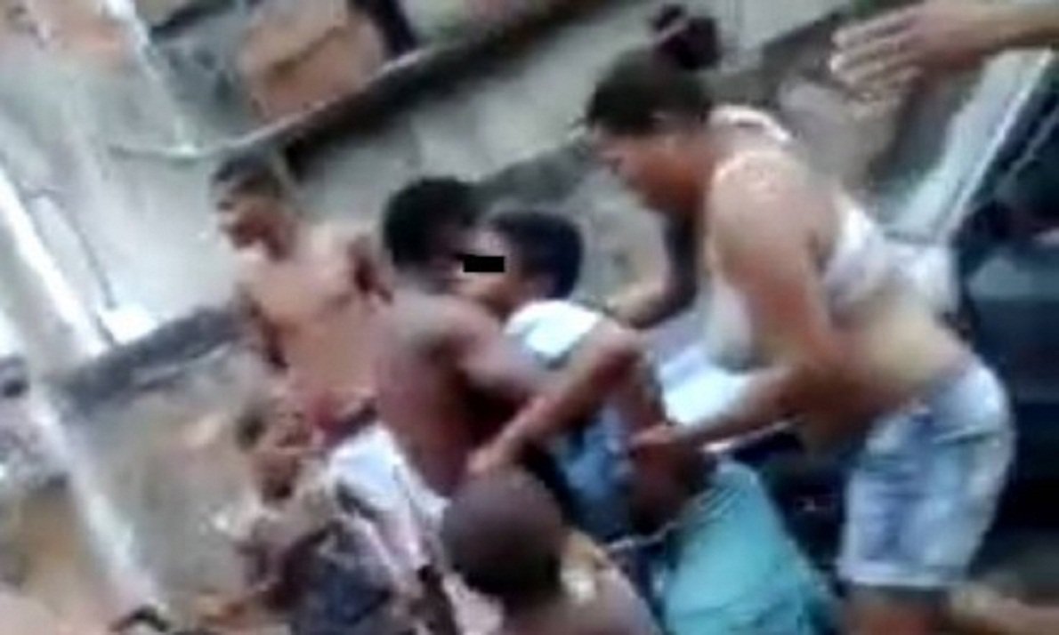 Garoto de 14 anos foi atingido neste sábado no Complexo do Alemão, zona norte da cidade do Rio de Janeiro, durante uma troca de tiros entre criminosos e policiais militares da Unidade de Polícia Pacificadora (UPP) da Fazendinha; ele foi socorrido por moradores da comunidade, encaminhado inicialmente para a Unidade de Pronto Atendimento e depois transferido para o Hospital Getulio Vargas; segundo a Secretaria Estadual de Saúde, o adolescente foi submetido a exames e apresenta estado de saúde estável