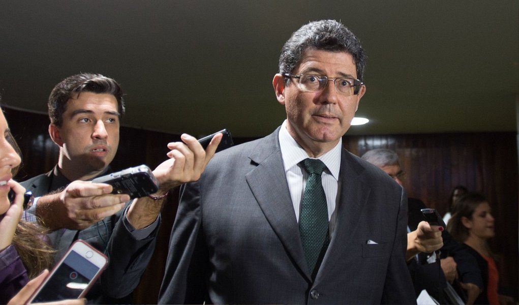 O ministro da Fazenda, Joaquim Levy, disse não ter conhecimento de setores que receberão tratamento diferenciado no projeto de lei que reverte desonerações da folha de pagamento; "Foi muito clara a proposta do governo, não tenho conhecimento de nenhum setor que vá ser excetuado nem nada", afirmou; declarações foram dadas após o relator do projeto, deputado Leonardo Picciani (PMDB-RJ), ter dito que o ministro parecia ter se convencido da necessidade do governo fazer concessões para que o projeto fosse aprovado