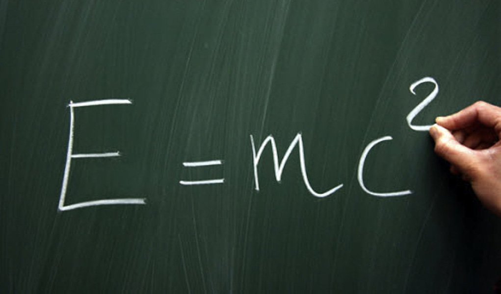 Em 1905 Albert Einstein formulou a teoria da relatividade restrita, que resolve as contradições entre relatividade de Galileu e eletromagnetismo. Dez anos depois, em 1915, a equação e campo de Einstein – cerne da teoria da relatividade geral – resolve o conflito entre relatividade restrita e a teoria da gravitação de Newton. Nasce uma nova física e um novo modo de ver o universo. Esta é a história (e sobretudo o alcance) dessa descoberta.