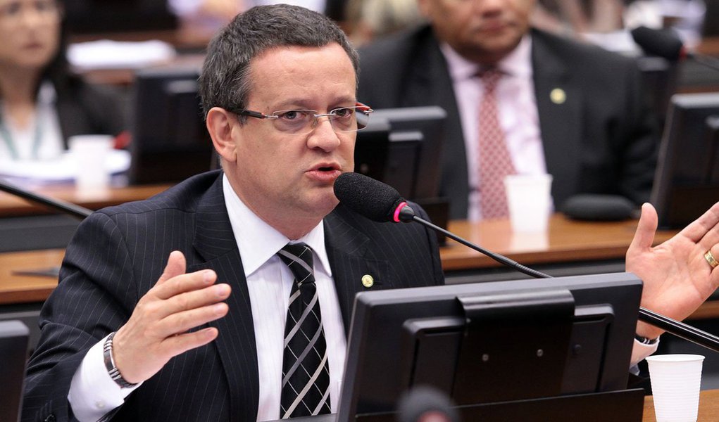 Candidato a vice na chapa da ex-senadora Marina Silva, o deputado Beto Albuquerque insiste que o PSB vai continuar tentando se firmar como uma alternativa à polarização estabelecida entre PT e PSDB; uma posição formal deve ser definida na próxima semana, em reunião da executiva do partido, prevista para o dia 27; "Queremos um caminho de independência”, diz ele