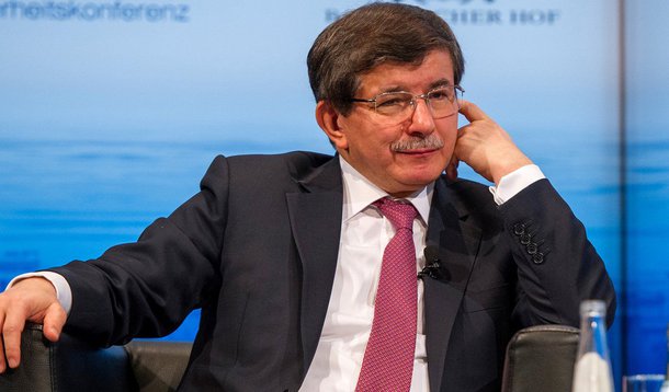 O primeiro-ministro turco, Ahmet Davutoglu, rejeitou as acusações de que no passado a Turquia apoiou tacitamente os militantes do Estado Islâmico que operam na Síria e sem querer abriu caminho para o atentado suicida que matou pelo menos 32 pessoas na segunda-feira em uma cidade turca na fronteira; explosão vitimou estudantes em idade universitária de um grupo ativista que se reunia na cidade de Suruc antes de uma viagem concebida para ajudar a reconstruir Kobani, cidade síria curda nas proximidades