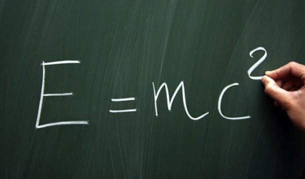 Em 1905 Albert Einstein formulou a teoria da relatividade restrita, que resolve as contradições entre relatividade de Galileu e eletromagnetismo. Dez anos depois, em 1915, a equação e campo de Einstein – cerne da teoria da relatividade geral – resolve o conflito entre relatividade restrita e a teoria da gravitação de Newton. Nasce uma nova física e um novo modo de ver o universo. Esta é a história (e sobretudo o alcance) dessa descoberta.