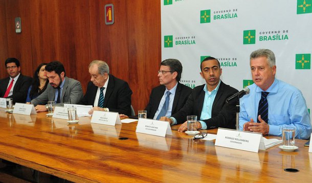 Com baixa capacidade de investimentos e ainda atolado em dívidas, o governo do Distrito Federal prepara uma série de ações para resgatar a saúde financeira da cidade; governador Rodrigo Rollemberg anunciou o plano para aumentar a arrecadação; as medidas visam evitar o atraso no pagamento de servidores e contribuem para a execução de projetos que melhoram a qualidade de vida dos moradores da cidade; segundo o chefe do Executivo local, o DF tem um déficit de R$ 800 milhões só para o pagamento dos servidores públicos