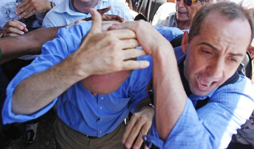 A bolinha de papel do Serra virou assunto para duas semanas, a bomba do Instituto Lula foi um acidente menor, já silenciado. Uma mera bomba caseira